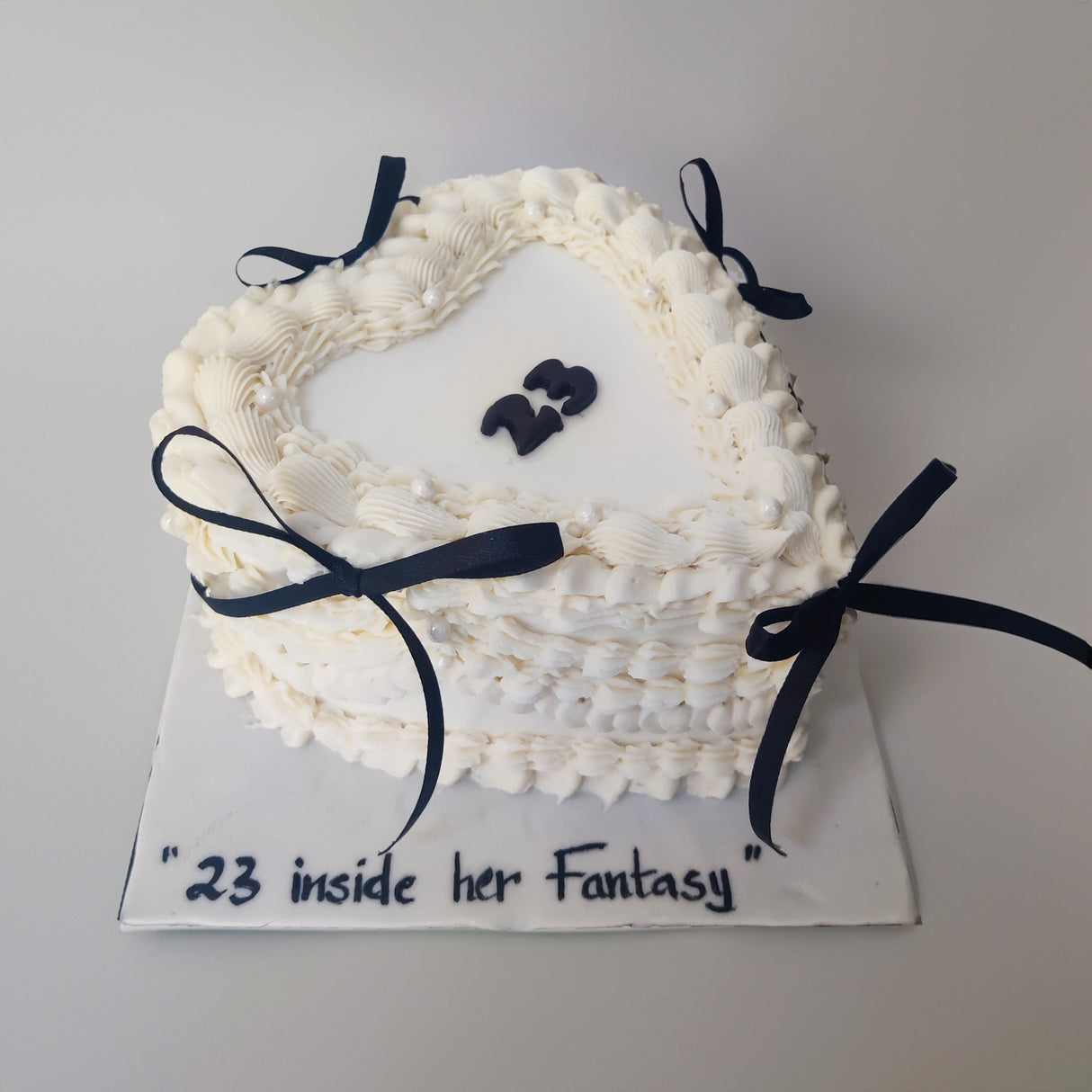 Heart shaped vintage cake - Crave by Leena