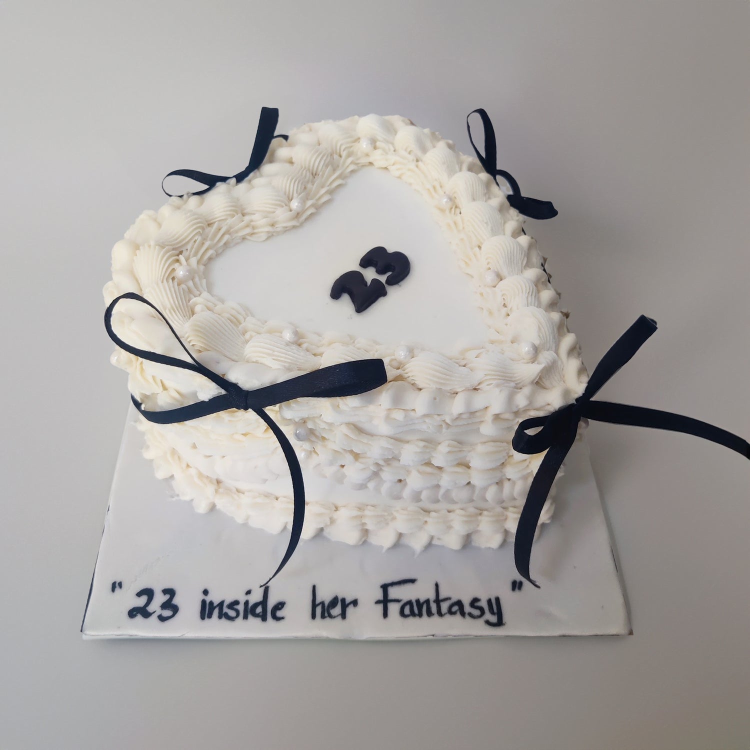 Heart shaped vintage cake - Crave by Leena